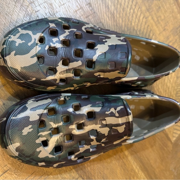 Vans Lightweight Camouflage Slip-On Shoes - Picture 11 of 14
